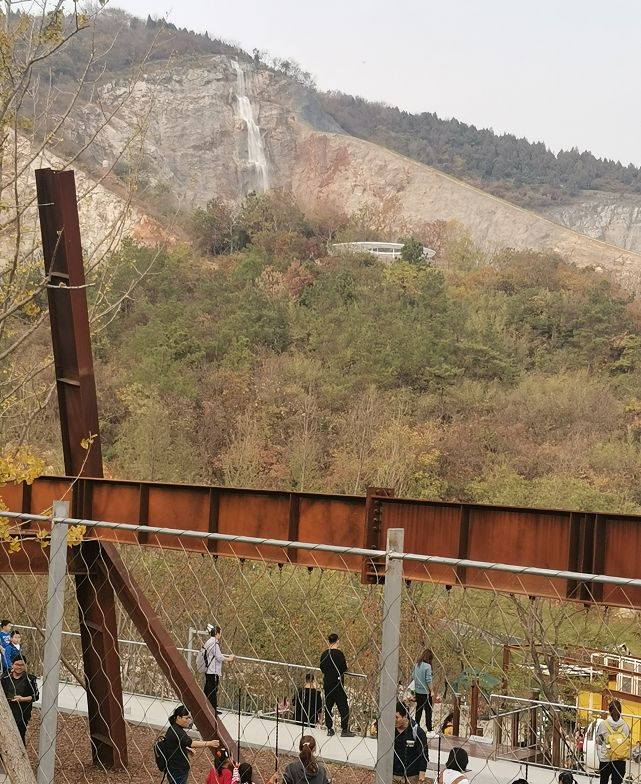 南京汤山矿坑公园远景图