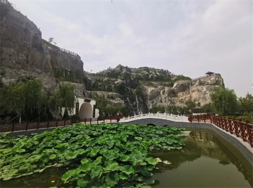 假山瀑布实景